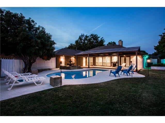 13016-Fall-Manor-Backyard