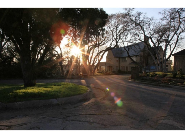 1523-Olympia-Quiet-Street