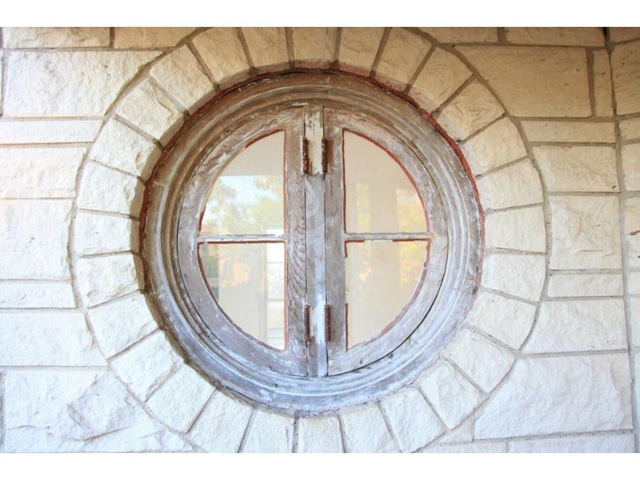 1523-Olympia-Window-Detail