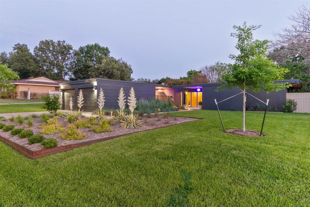 17-3717-Wedgway-Dr-Twilight-17-1024x683