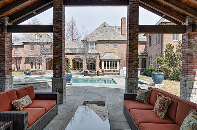 17-Robledo-Dr-rear-view