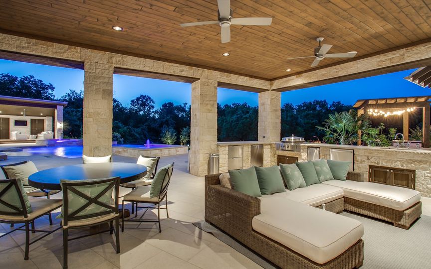 1750-Trace-Bella-Ct-ext-lounge