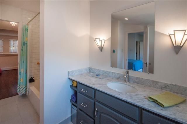 2000-Mayflower-Upstairs-Bath-2