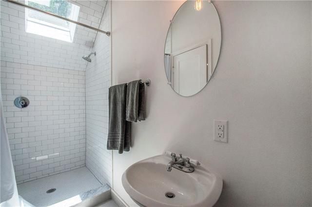 2000-Mayflower-Upstairs-Bath