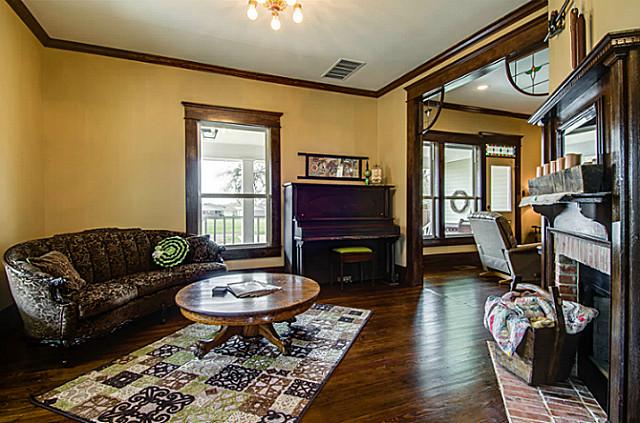 2113-Mangum-Parlor-2