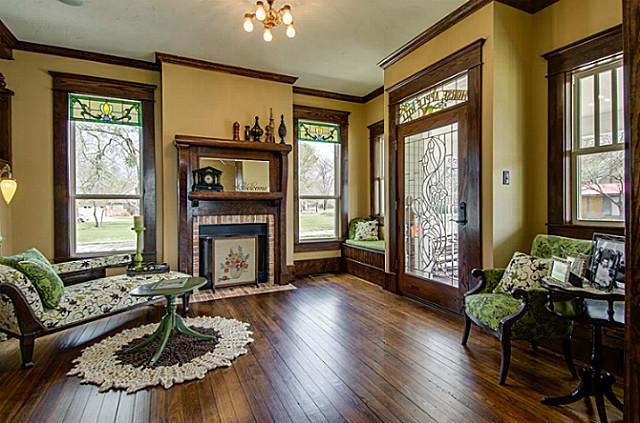 2113-Mangum-Parlor