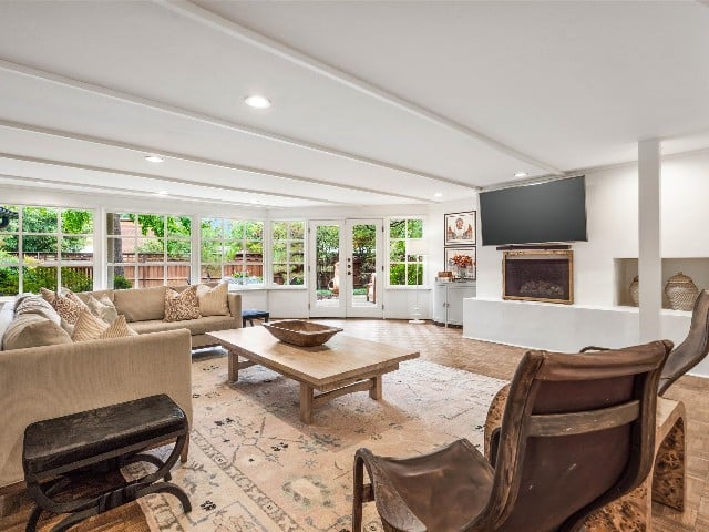 DD194ED8-4C74-43D4-B041-A32825E944BE