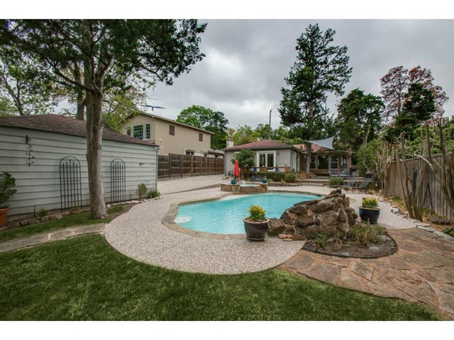 2225-Stevens-Woods-Backyard-view