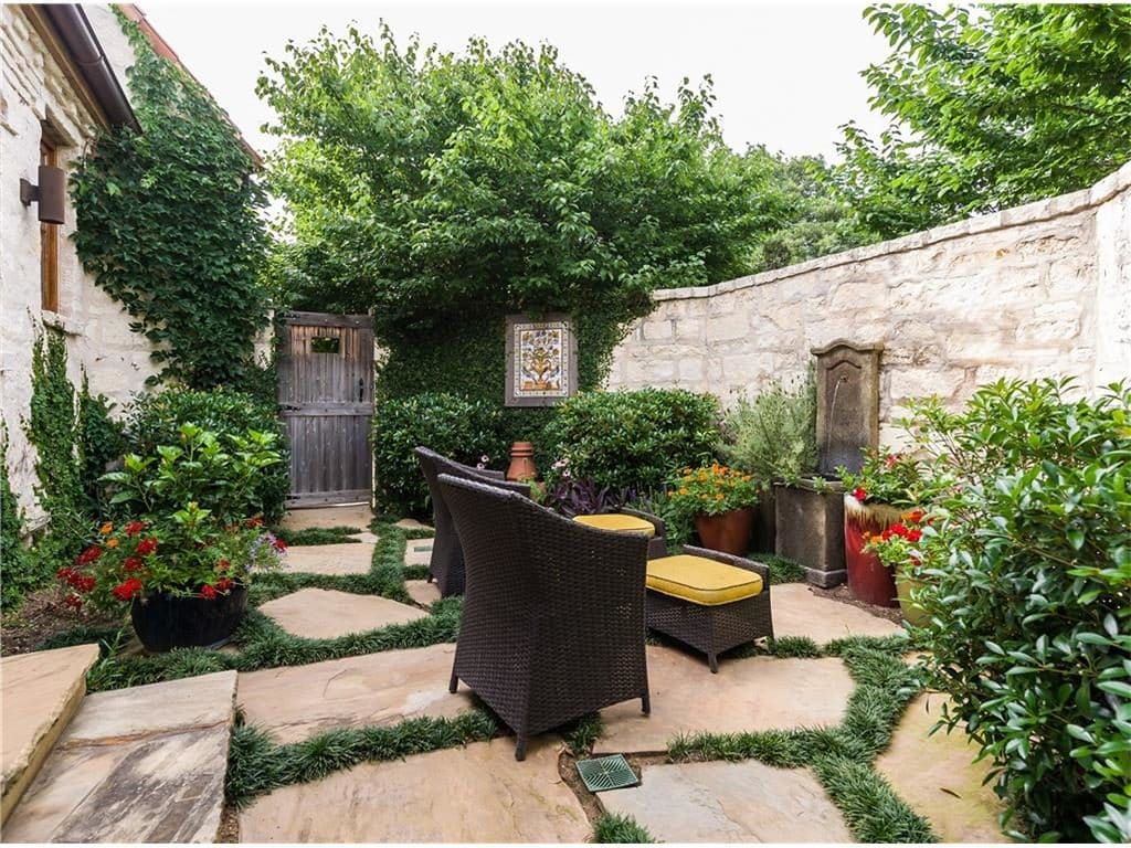 2252-king-fisher-drive-master-courtyard-1024x768