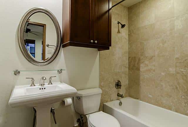 2411-Hall-Street-bath