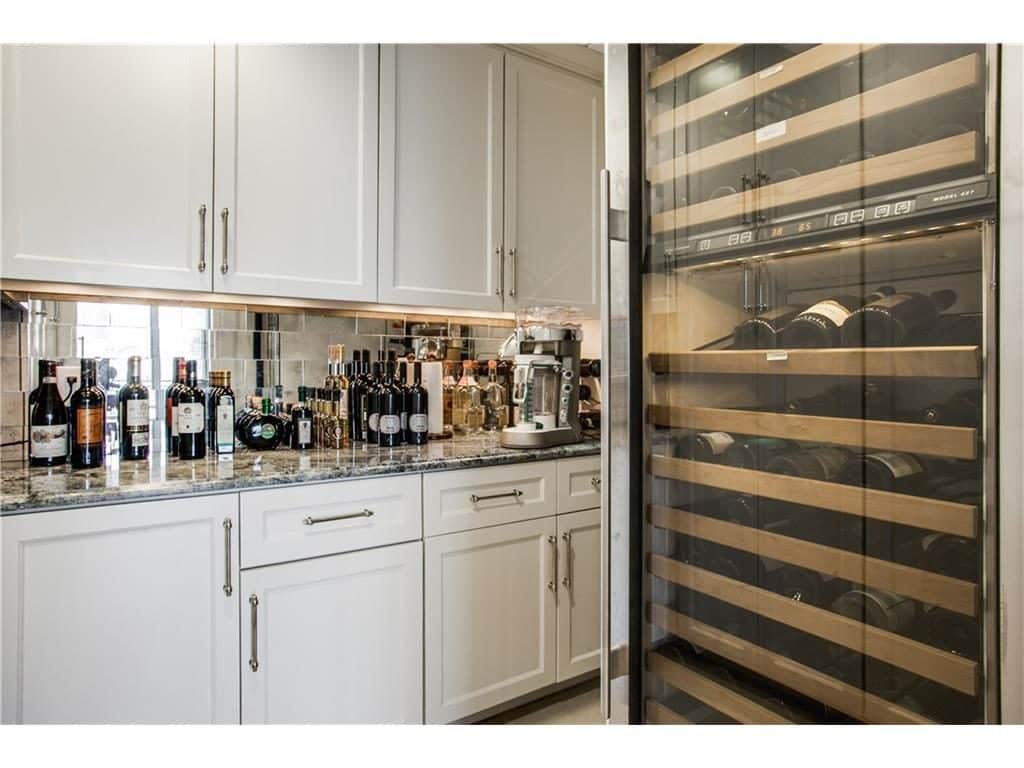 2900-McKinnon-2901-bar-1024x768