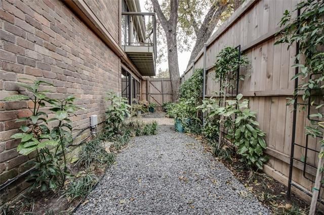 3220-Oliver-Ave.-side-yard