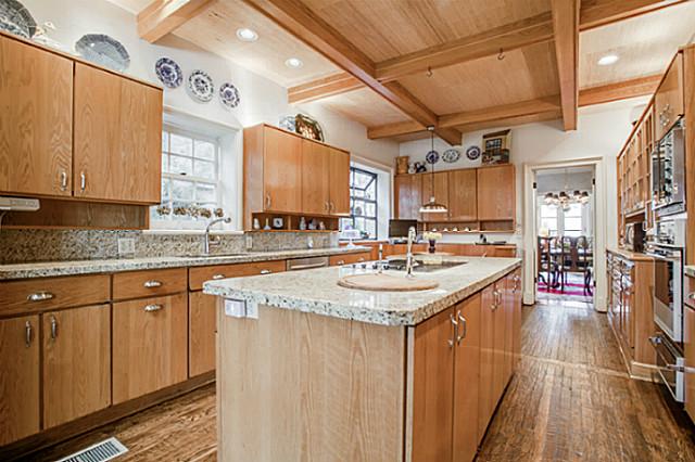 3441-University-kitchen2