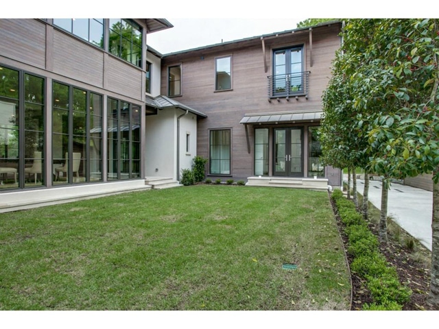 3615-Amherst-backyard