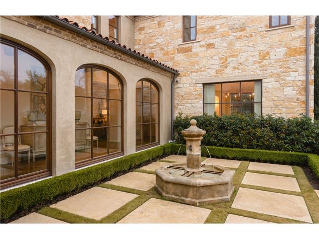 3700-Euclid-courtyard