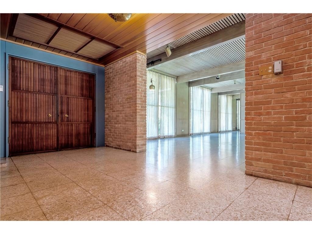 3756-Armstrong-Ave-foyer-1024x768