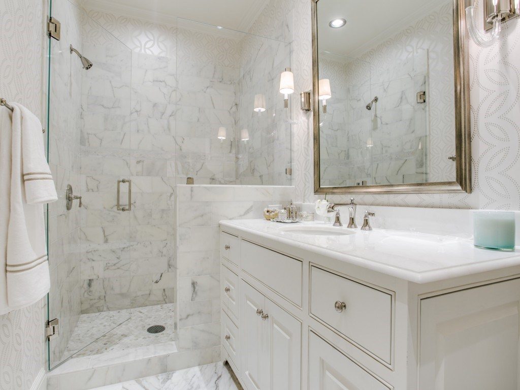3900-Miramar-white-marble-bath-1024x768