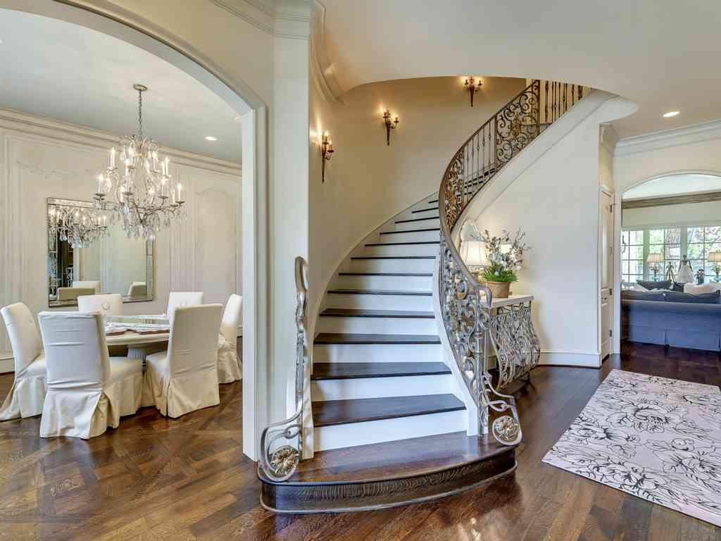 3925-Greenbrier-foyer