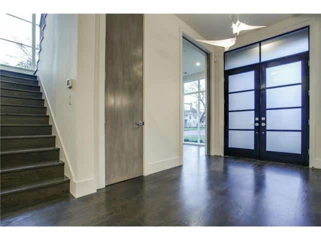 3945-Amherst-Entry