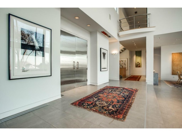 3959-Spinnaker-Run-Foyer