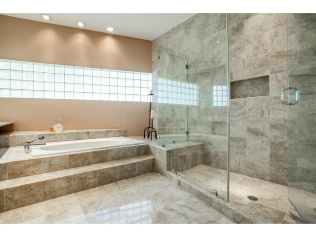 3959-Spinnaker-Run-Master-Bath