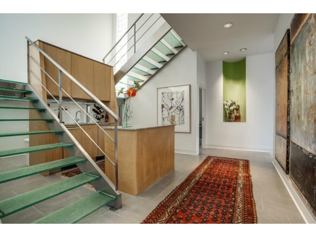 3959-Spinnaker-Run-bar-and-stairs