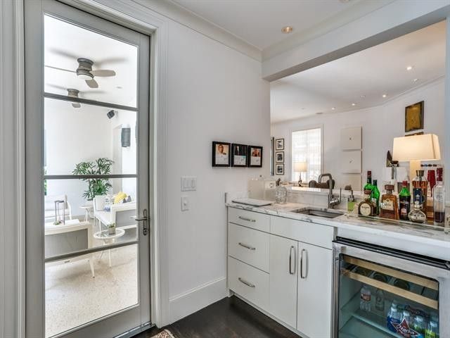 4001-Turtle-Creek-wet-bar-to-patio