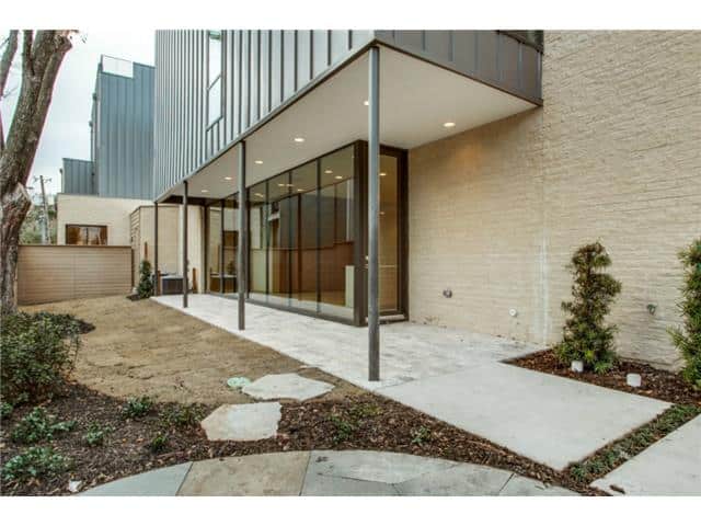 4112-Cole-Windows-side-yard