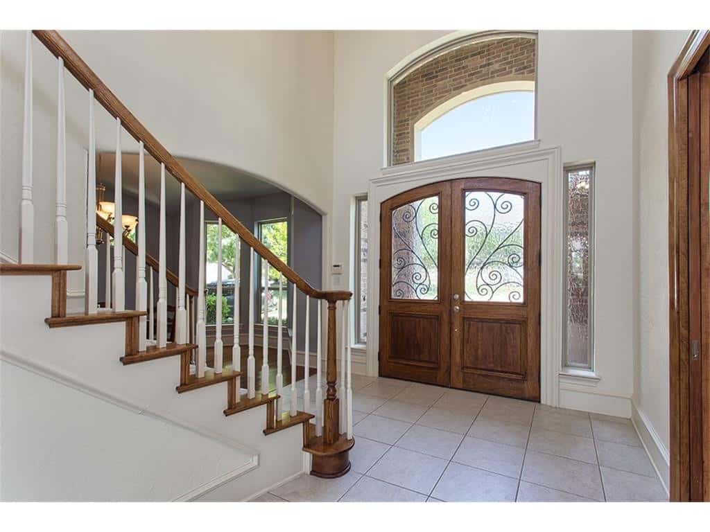 413-Windwood-Court-foyer-1024x768