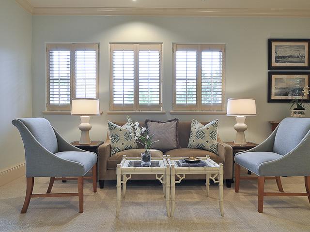 4236-Lorraine-sitting