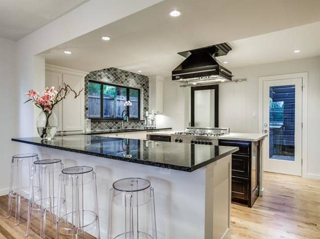 428-Edgelake-Breakfast-Bar-to-Kitchen