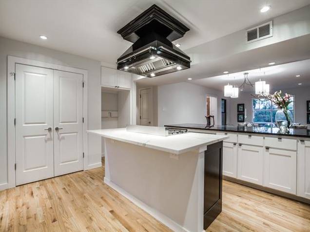 428-Edgelake-Kitchen-2
