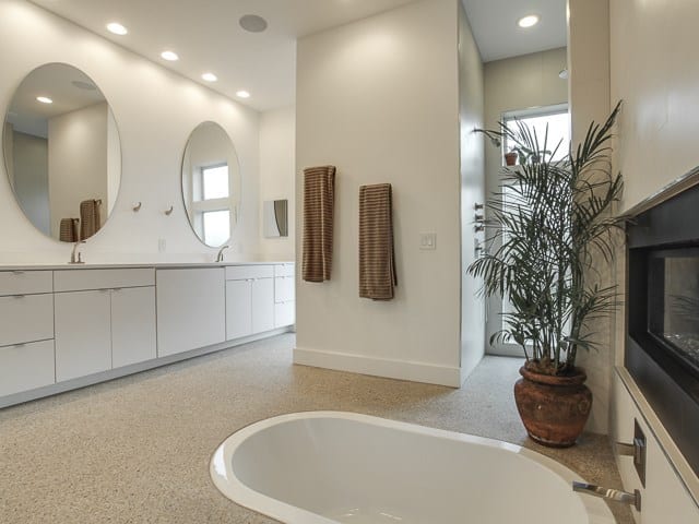 43-Downs-Lake-First-Floor-Suite-Bath-2