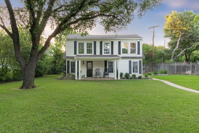 4307-Bluffview-Blvd-entry-stair