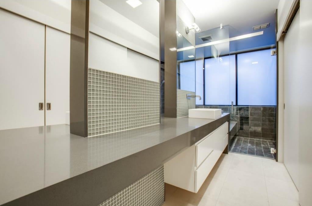 4321-Travis-Walk-master-bath-e1429035736317