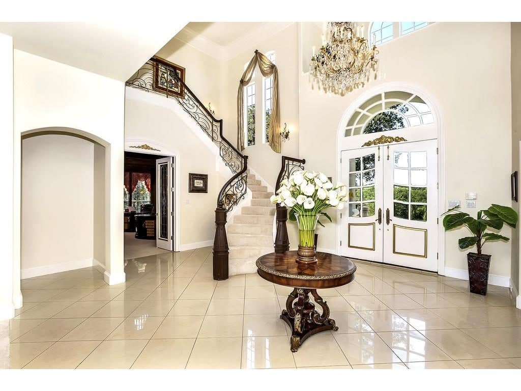 4504-Tour-18-FM-foyer-1024x768
