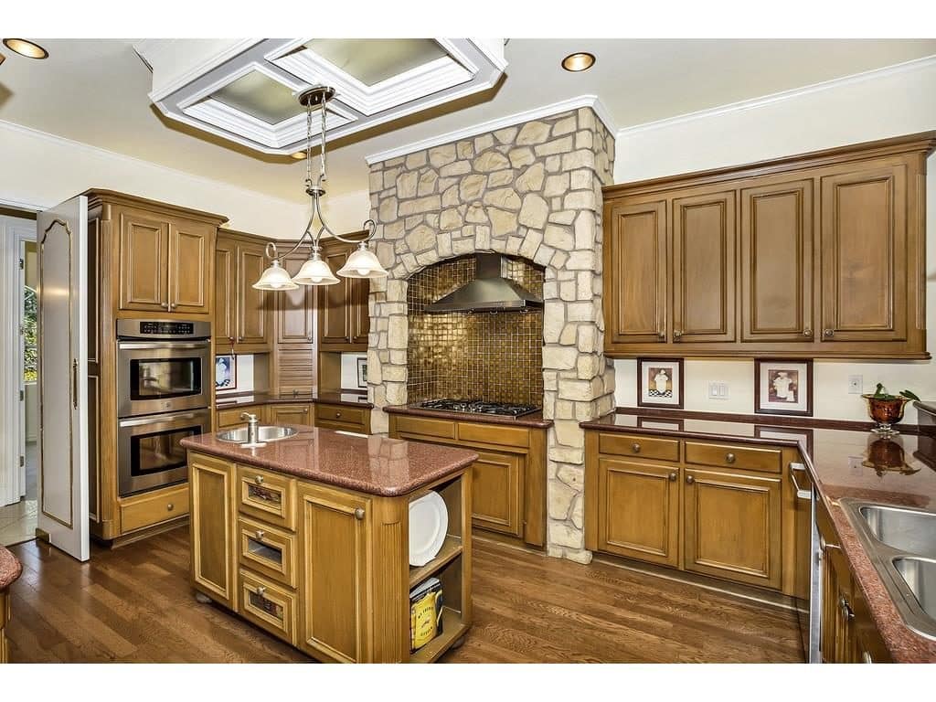 4504-Tour-18-FM-kitchen1-1024x768