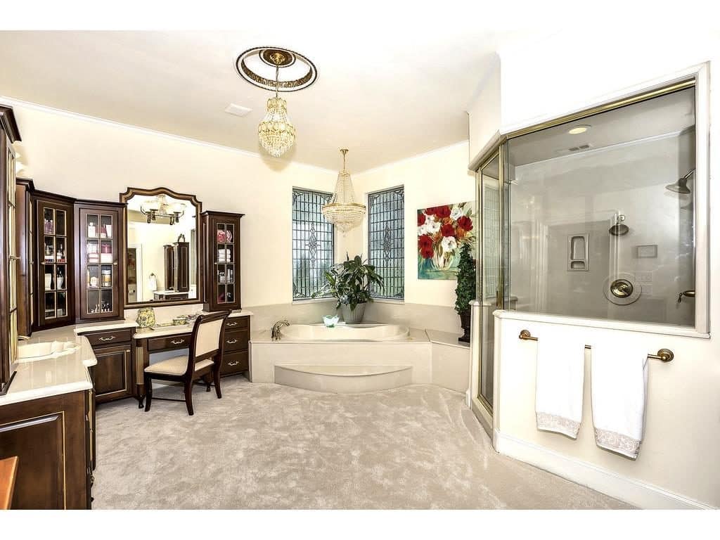 4504-Tour-18-FM-master-bath-1024x768