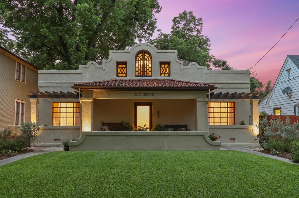 4525-Junius-St-Alamo-House-Sweetest-Badge-1024x678