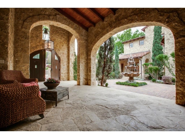 4636-Chapel-Hill-Courtyard