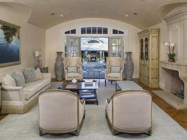 4923-Deloache-living