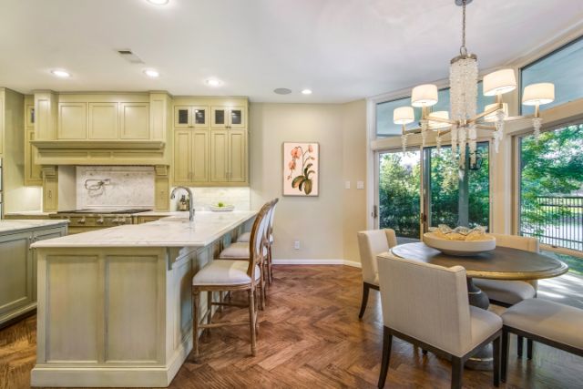 03_7_Kingsgate-Front-Door-Dusk-1103_mls