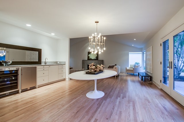 5526_W-_University__Dining_Room