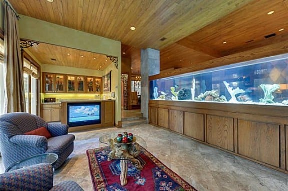 5618-Harbortown-aquarium-575x382
