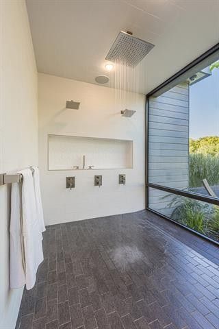 6010-Royal-Crest-Dr.-4