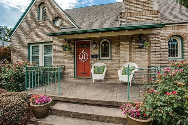 6030-Mercedes-front-porch