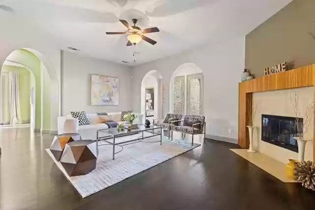 Castle-Hills-entrance