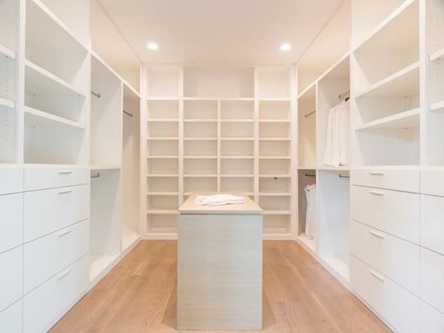 6722-Deloache-master-closet