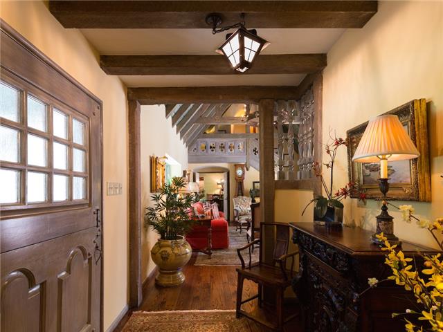 6820-Avalon-foyer