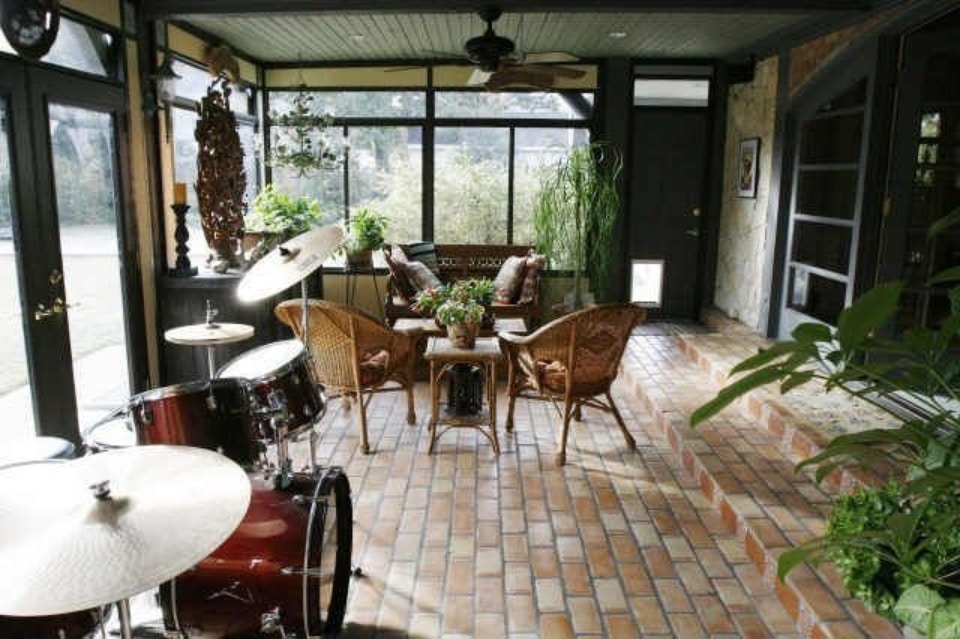6820-Avalon-porch